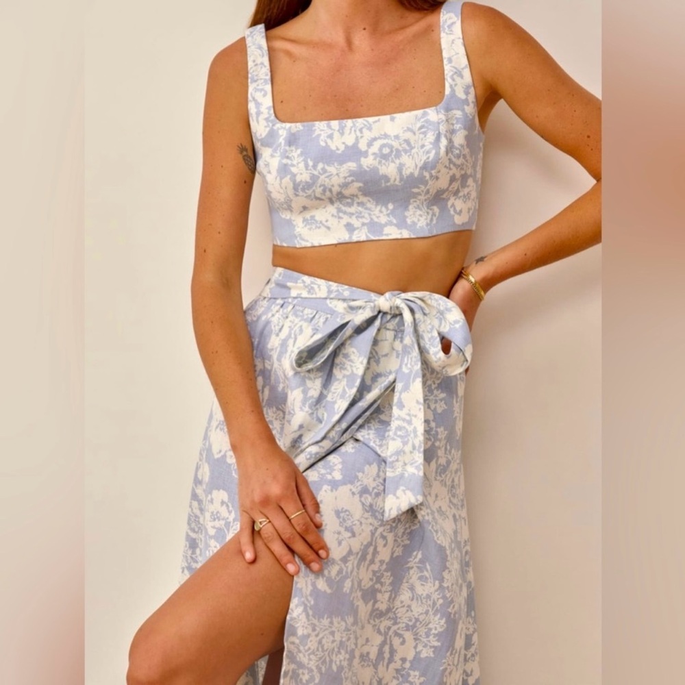 Reformation Palm Linen Two piece set in Porcelain. Size 4.